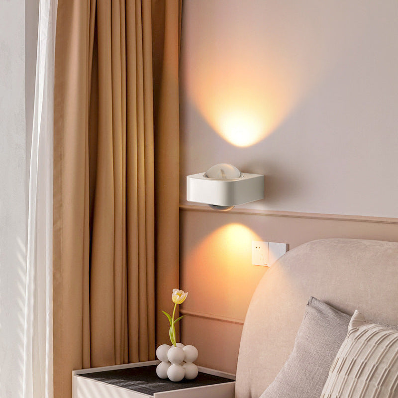 Moderne minimalistische quadratische halbrunde Wandleuchte aus Edelstahl und Glas mit abgerundeten Kanten und LED für das Schlafzimmer 