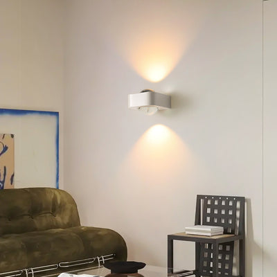 Moderne minimalistische quadratische halbrunde Wandleuchte aus Edelstahl und Glas mit abgerundeten Kanten und LED für das Schlafzimmer 
