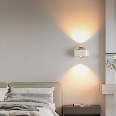 Moderne minimalistische quadratische halbrunde Wandleuchte aus Edelstahl und Glas mit abgerundeten Kanten und LED für das Schlafzimmer 