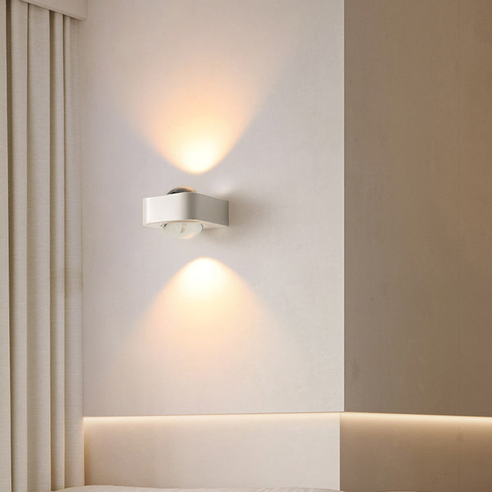 Moderne minimalistische quadratische halbrunde Wandleuchte aus Edelstahl und Glas mit abgerundeten Kanten und LED für das Schlafzimmer 