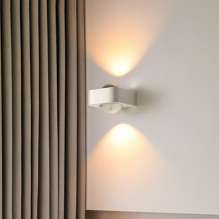 Moderne minimalistische quadratische halbrunde Wandleuchte aus Edelstahl und Glas mit abgerundeten Kanten und LED für das Schlafzimmer 