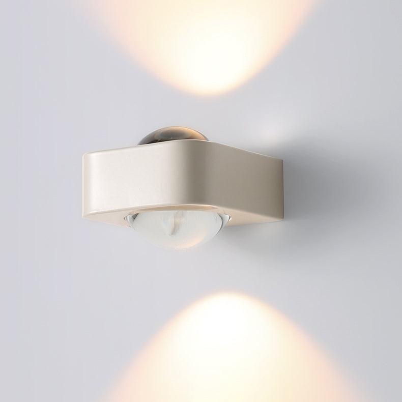 Moderne minimalistische quadratische halbrunde Wandleuchte aus Edelstahl und Glas mit abgerundeten Kanten und LED für das Schlafzimmer 
