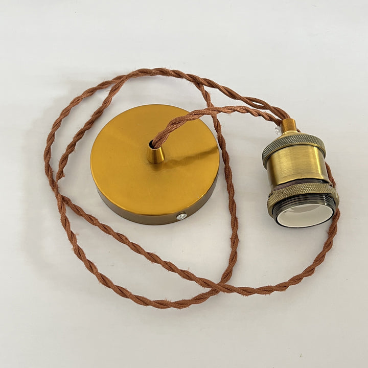 Luz colgante de 1 luz con base de disco de hierro, triángulo semicircular vintage tradicional y borla de tela para dormitorio 