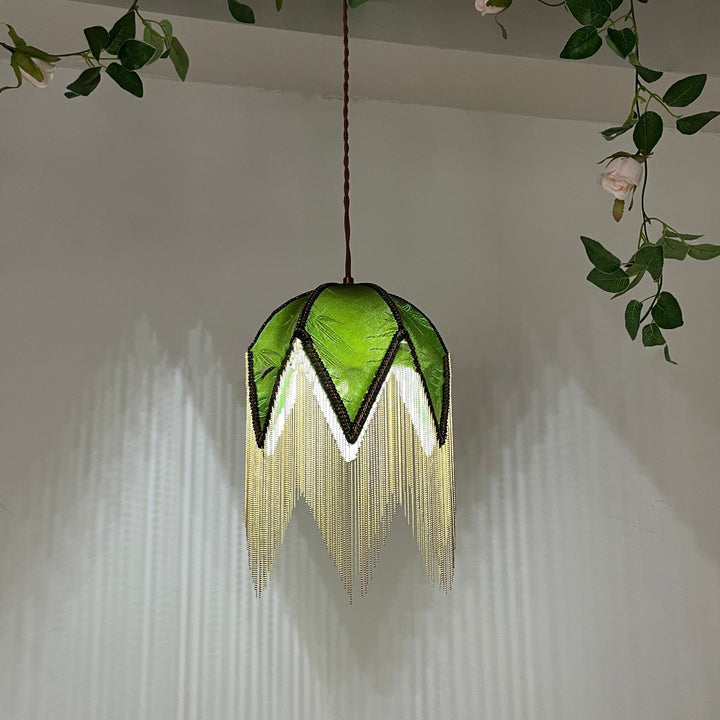 Luz colgante de 1 luz con base de disco de hierro, triángulo semicircular vintage tradicional y borla de tela para dormitorio 