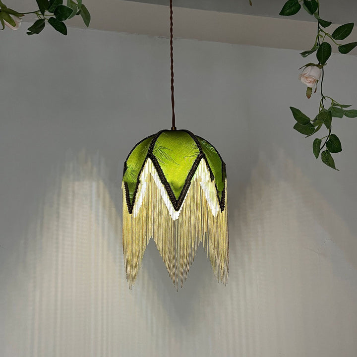 Luz colgante de 1 luz con base de disco de hierro, triángulo semicircular vintage tradicional y borla de tela para dormitorio 