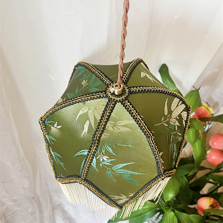 Luz colgante de 1 luz con base de disco de hierro, triángulo semicircular vintage tradicional y borla de tela para dormitorio 
