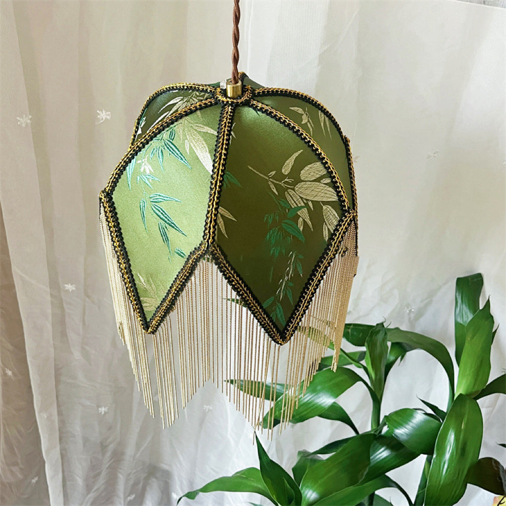 Luz colgante de 1 luz con base de disco de hierro, triángulo semicircular vintage tradicional y borla de tela para dormitorio 