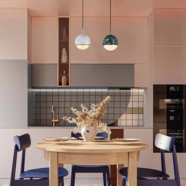 Suspension contemporaine scandinave avec base en disque sphérique en cuivre, marbre et verre à 1 lumière pour chambre 