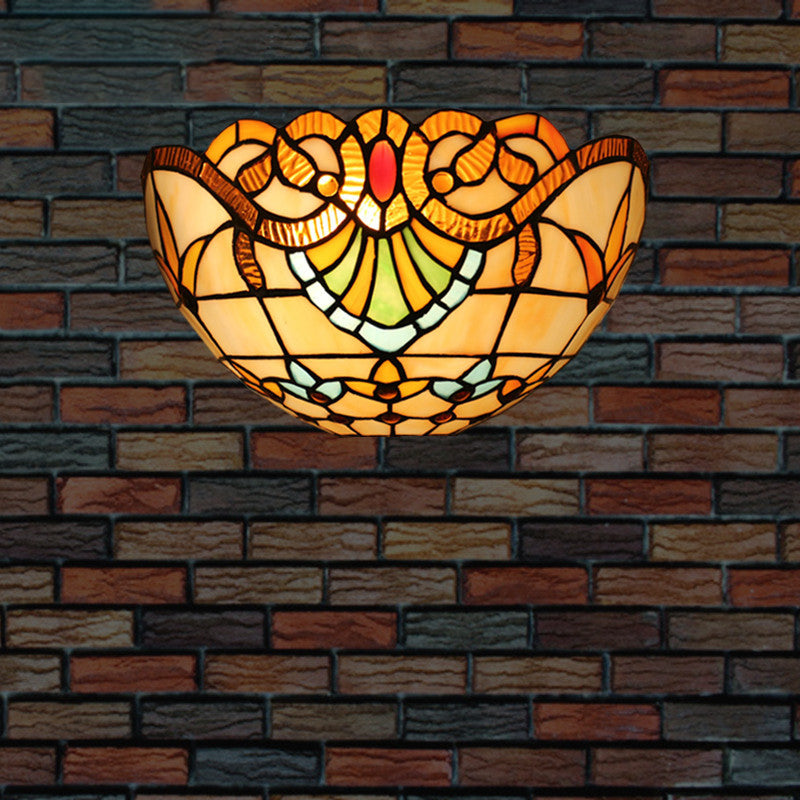 Lámpara de aplique de pared de 1 luz con patrón de celosía de flores semicircular tradicional de Tiffany de hierro y vidrio para dormitorio 