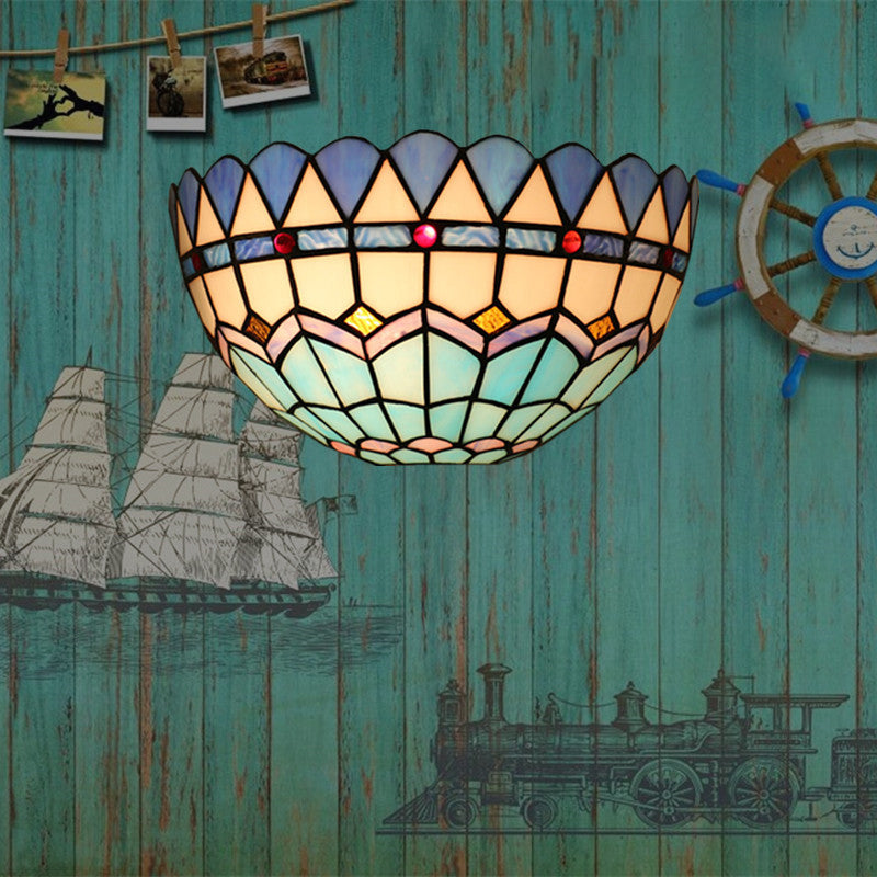 Lámpara de aplique de pared de 1 luz con patrón de celosía de flores semicircular tradicional de Tiffany de hierro y vidrio para dormitorio 