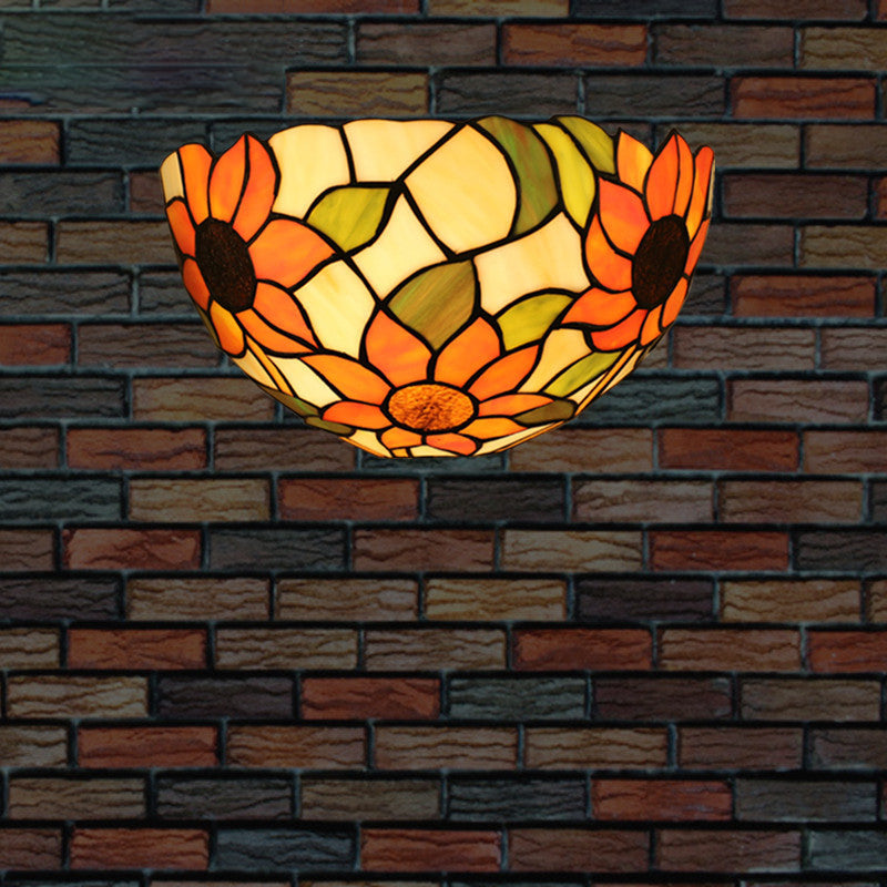 Lámpara de aplique de pared de 1 luz con patrón de celosía de flores semicircular tradicional de Tiffany de hierro y vidrio para dormitorio 