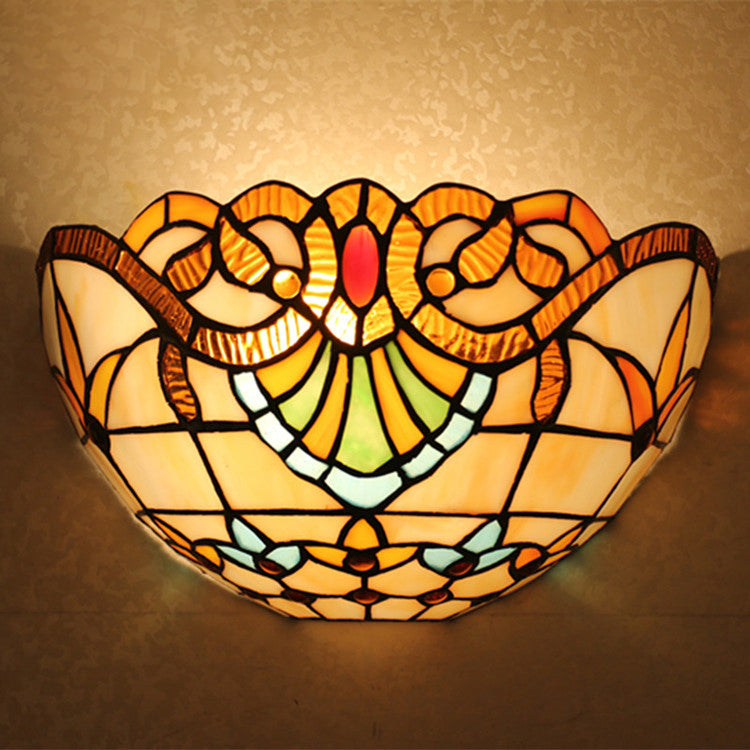 Lámpara de aplique de pared de 1 luz con patrón de celosía de flores semicircular tradicional de Tiffany de hierro y vidrio para dormitorio 