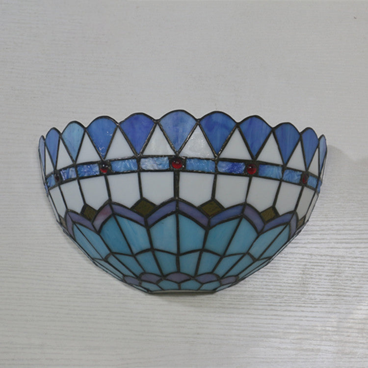 Lámpara de aplique de pared de 1 luz con patrón de celosía de flores semicircular tradicional de Tiffany de hierro y vidrio para dormitorio 