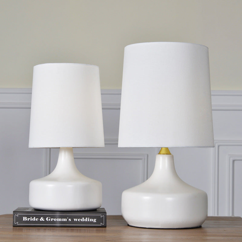 Lampe de table 1 lumière en céramique et métal pour chambre à coucher, table ronde cylindrique scandinave contemporaine 