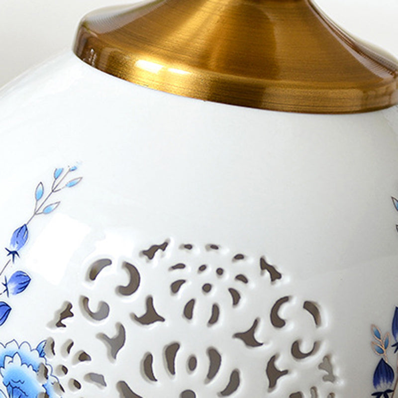 Lampe de table en tissu céramique métallique évidée avec fleur de boule ronde chinoise traditionnelle à 1 lumière pour chambre à coucher 