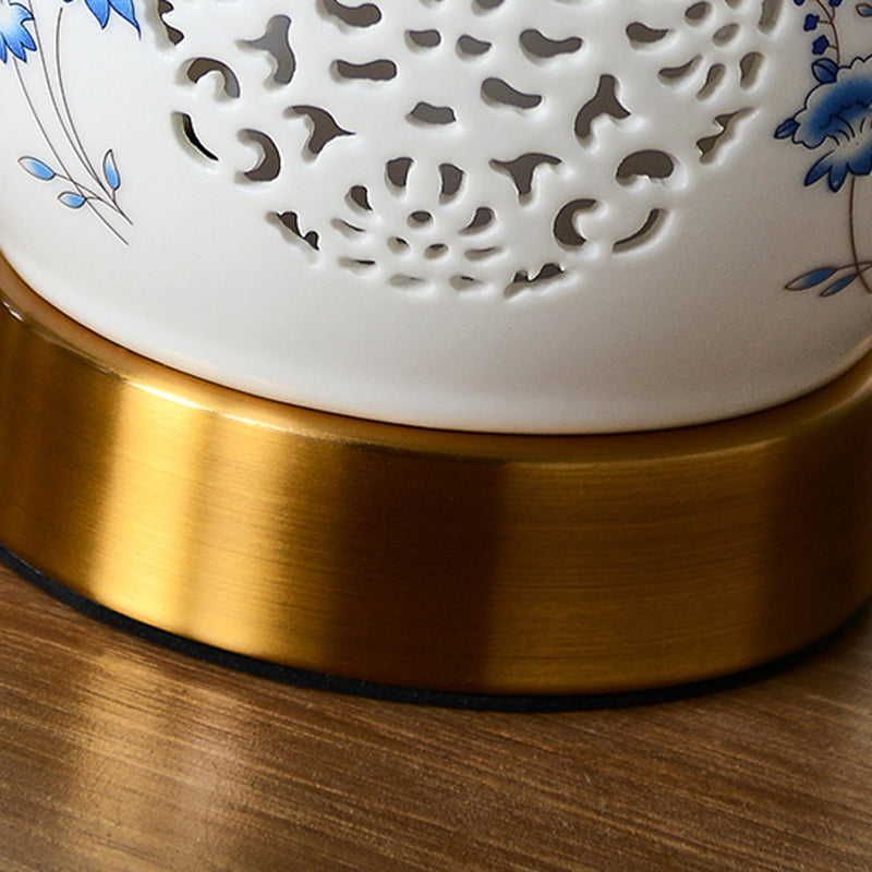 Lampe de table en tissu céramique métallique évidée avec fleur de boule ronde chinoise traditionnelle à 1 lumière pour chambre à coucher 