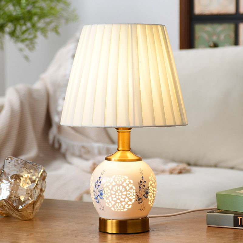 Lampe de table en tissu céramique métallique évidée avec fleur de boule ronde chinoise traditionnelle à 1 lumière pour chambre à coucher 