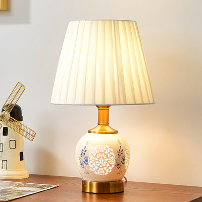 Lampe de table en tissu céramique métallique évidée avec fleur de boule ronde chinoise traditionnelle à 1 lumière pour chambre à coucher 