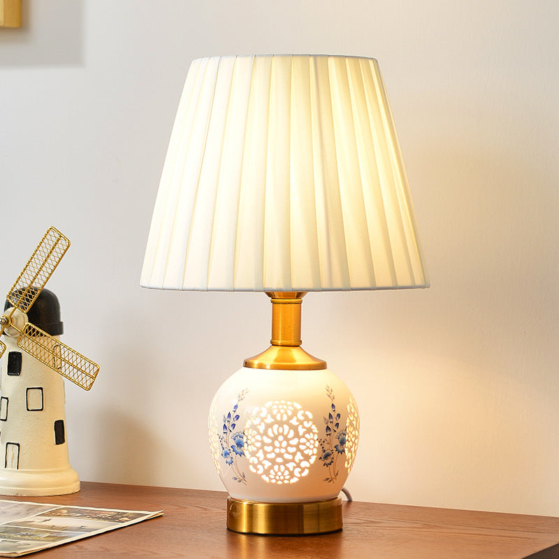 Lampe de table en tissu céramique métallique évidée avec fleur de boule ronde chinoise traditionnelle à 1 lumière pour chambre à coucher 