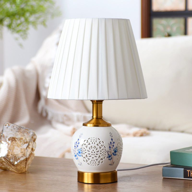 Lampe de table en tissu céramique métallique évidée avec fleur de boule ronde chinoise traditionnelle à 1 lumière pour chambre à coucher 