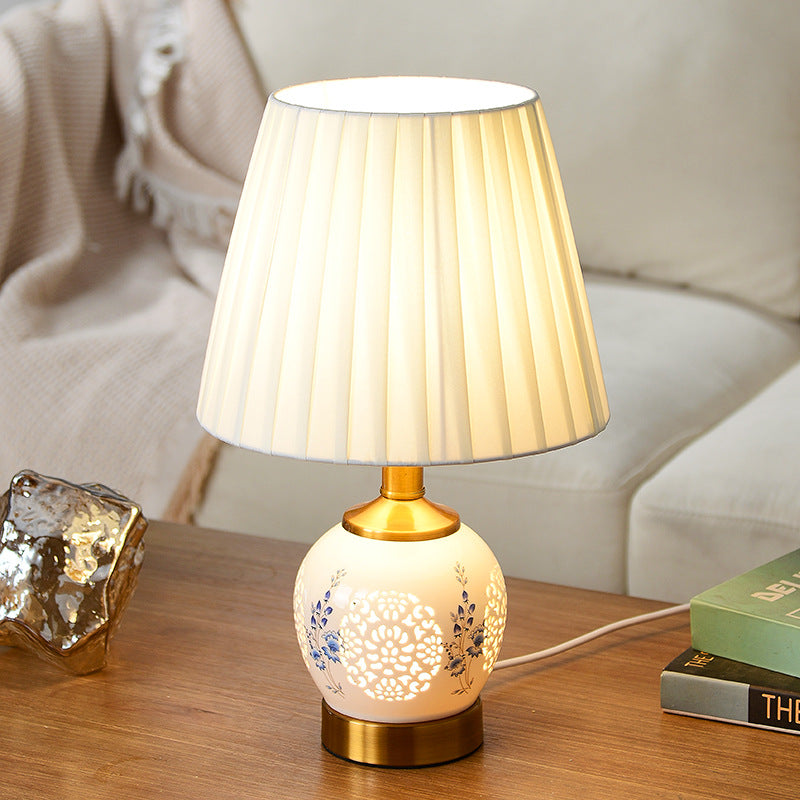 Lampe de table en tissu céramique métallique évidée avec fleur de boule ronde chinoise traditionnelle à 1 lumière pour chambre à coucher 