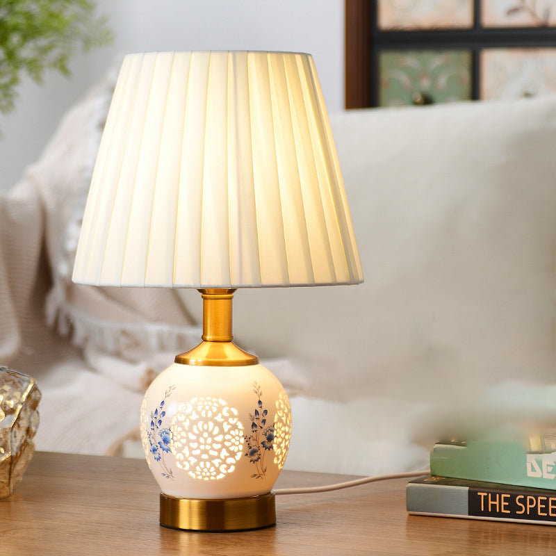 Lampe de table en tissu céramique métallique évidée avec fleur de boule ronde chinoise traditionnelle à 1 lumière pour chambre à coucher 