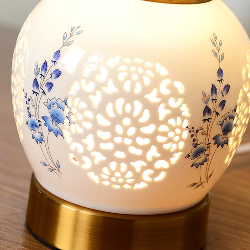 Lampe de table en tissu céramique métallique évidée avec fleur de boule ronde chinoise traditionnelle à 1 lumière pour chambre à coucher 