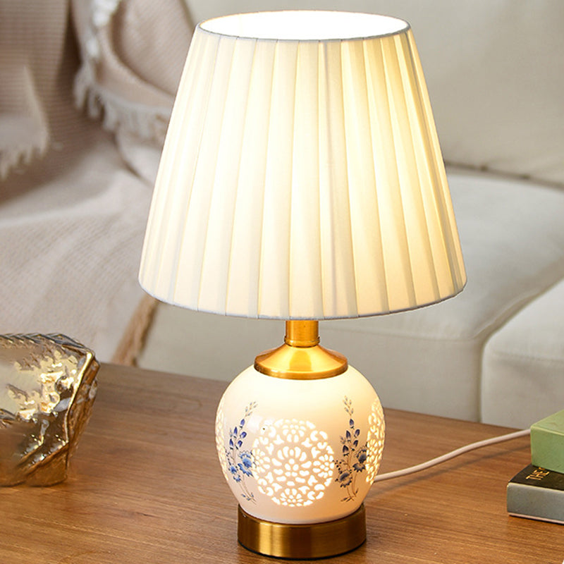 Lampe de table en tissu céramique métallique évidée avec fleur de boule ronde chinoise traditionnelle à 1 lumière pour chambre à coucher 