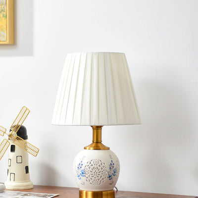 Lampe de table en tissu céramique métallique évidée avec fleur de boule ronde chinoise traditionnelle à 1 lumière pour chambre à coucher 