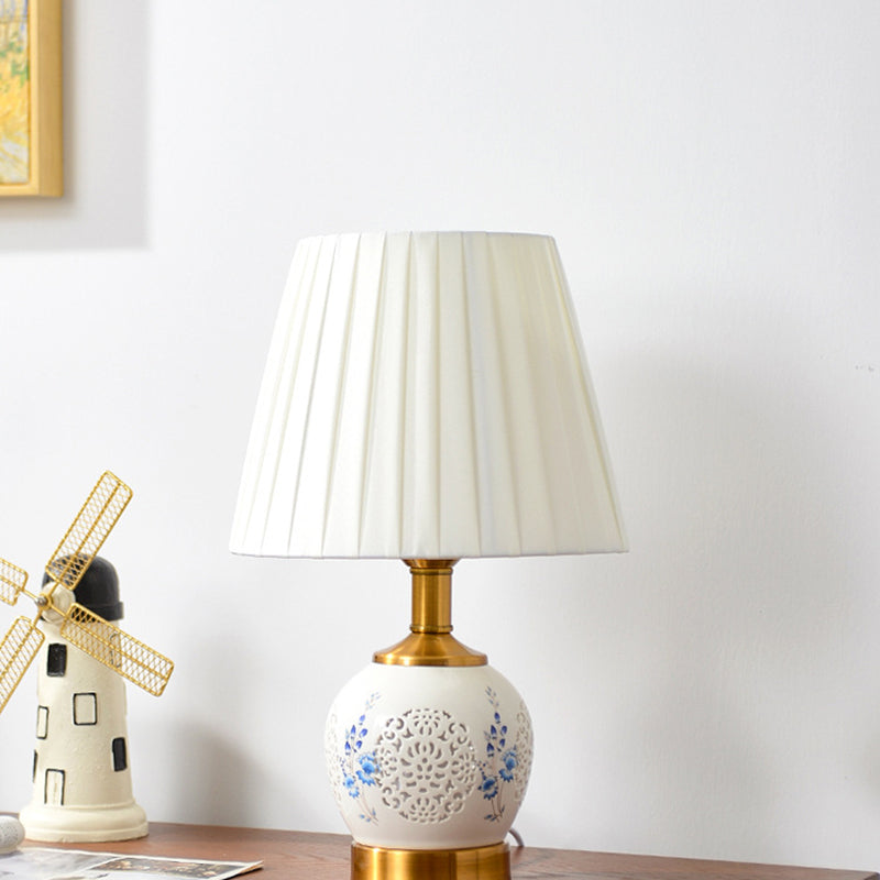 Lampe de table en tissu céramique métallique évidée avec fleur de boule ronde chinoise traditionnelle à 1 lumière pour chambre à coucher 