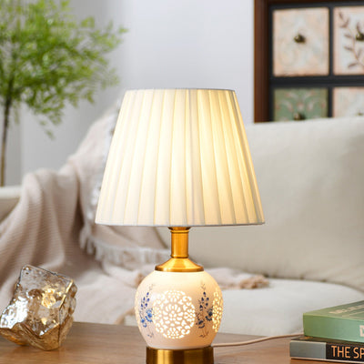 Lampe de table en tissu céramique métallique évidée avec fleur de boule ronde chinoise traditionnelle à 1 lumière pour chambre à coucher 