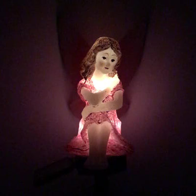 مصباح حديقة LED عصري إبداعي يعمل بالطاقة الشمسية ومقاوم للماء مصنوع من الراتنج البلاستيكي 