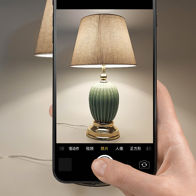 Zeitgenössische skandinavische ovale runde Tischlampe aus Eisen, Keramik und Stoff mit 1 Licht für das Schlafzimmer 