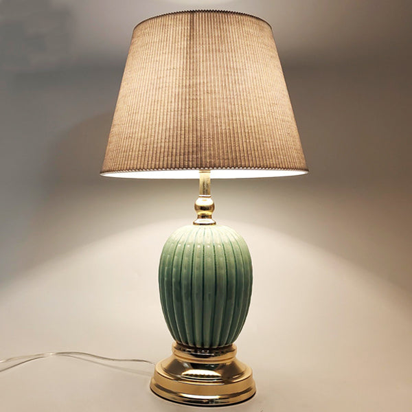 Zeitgenössische skandinavische ovale runde Tischlampe aus Eisen, Keramik und Stoff mit 1 Licht für das Schlafzimmer 