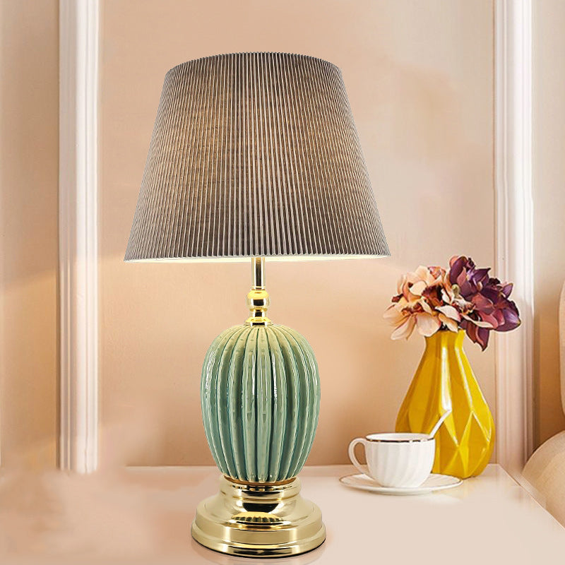 Zeitgenössische skandinavische ovale runde Tischlampe aus Eisen, Keramik und Stoff mit 1 Licht für das Schlafzimmer 