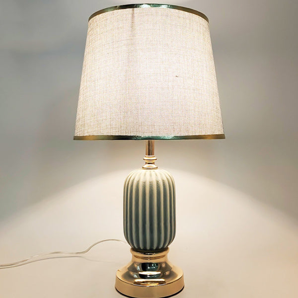 Zeitgenössische skandinavische ovale runde Tischlampe aus Eisen, Keramik und Stoff mit 1 Licht für das Schlafzimmer 