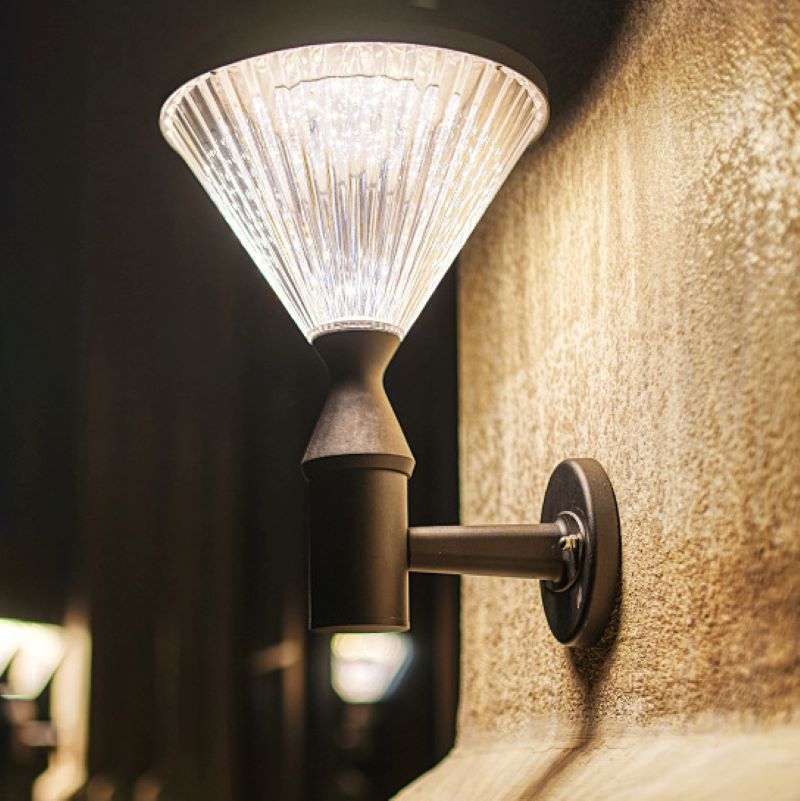 Moderne minimalistische solarbetriebene wasserdichte Diamant-Zylinder-Aluminium-PC-LED-Wandleuchte für den Außenbereich 