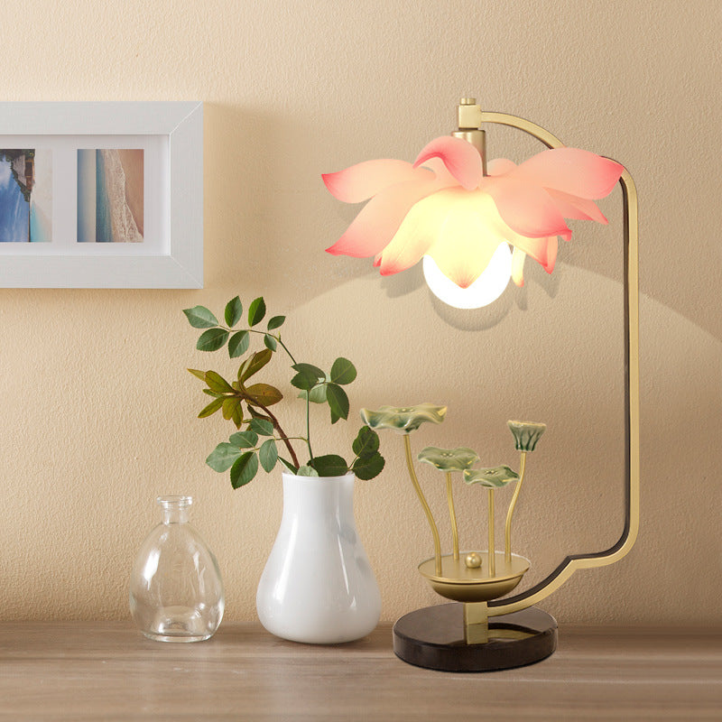 Traditionelle chinesische Lotusblatt-Rundharz-Eisen-Keramik 1-Licht Tischlampe für das Schlafzimmer 