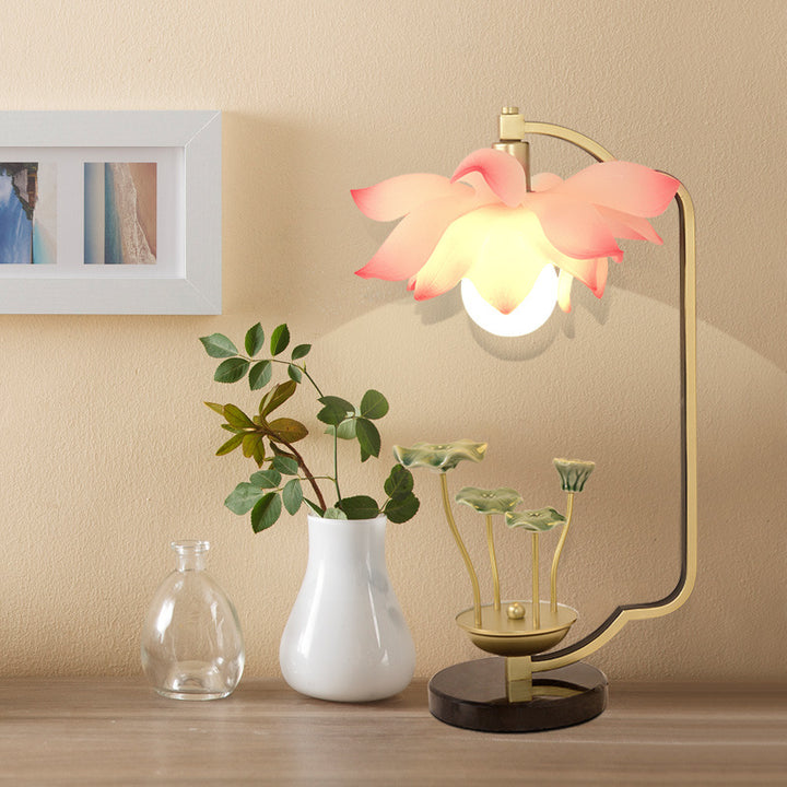 Traditionelle chinesische Lotusblatt-Rundharz-Eisen-Keramik 1-Licht Tischlampe für das Schlafzimmer 