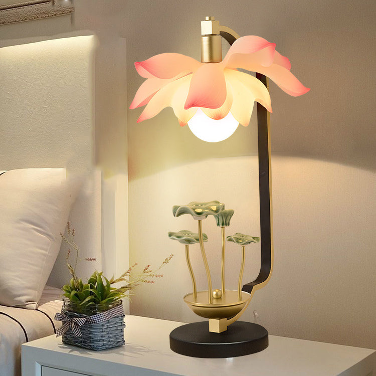 Traditionelle chinesische Lotusblatt-Rundharz-Eisen-Keramik 1-Licht Tischlampe für das Schlafzimmer 