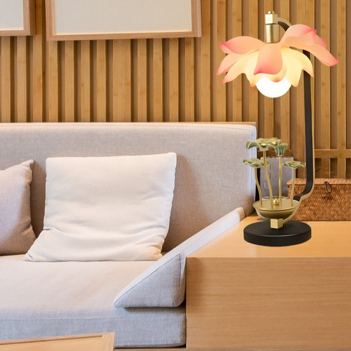 Traditionelle chinesische Lotusblatt-Rundharz-Eisen-Keramik 1-Licht Tischlampe für das Schlafzimmer 