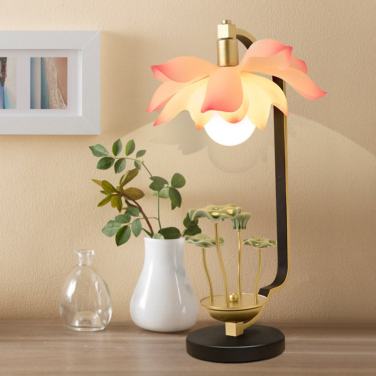Traditionelle chinesische Lotusblatt-Rundharz-Eisen-Keramik 1-Licht Tischlampe für das Schlafzimmer 