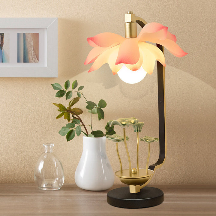 Traditionelle chinesische Lotusblatt-Rundharz-Eisen-Keramik 1-Licht Tischlampe für das Schlafzimmer 