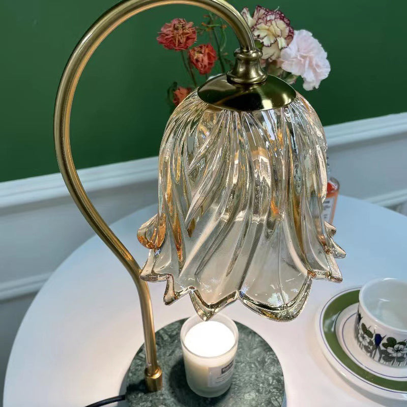 Lámpara de mesa de cera derretida de 1 luz de hierro y vidrio de mármol con base de campanilla escandinava contemporánea para dormitorio 