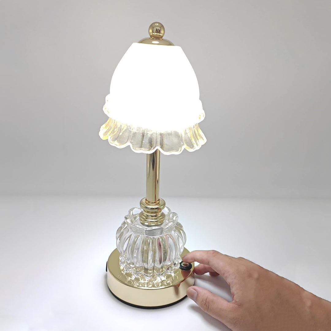 Traditionelle Vintage-Blumenscheibenbasis Wiederaufladbare Eisen-Glas-LED-Tischlampe Für Schlafzimmer 
