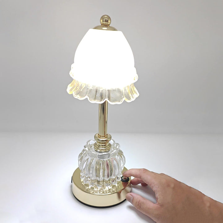 Traditionelle Vintage-Blumenscheibenbasis Wiederaufladbare Eisen-Glas-LED-Tischlampe Für Schlafzimmer 