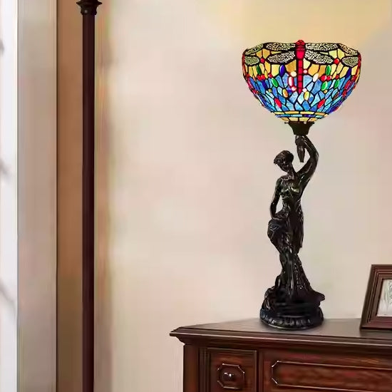 مصباح طاولة بضوء واحد بقاعدة من الراتنج بتصميم زجاج ملون تقليدي من تيفاني بتصميم اليعسوب للإلهة للمكتب المنزلي 