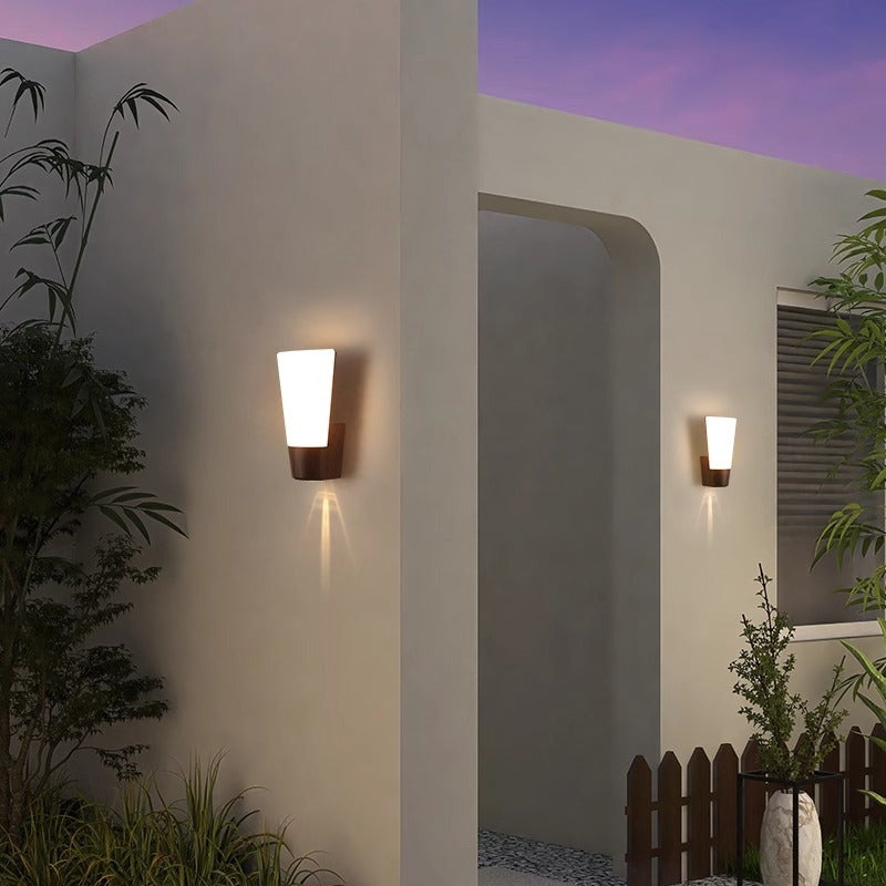 مصباح حائط خارجي مقاوم للماء بتصميم بسيط حديث مع LED منحني وحبيبات خشبية تقليدية ABS للحديقة 