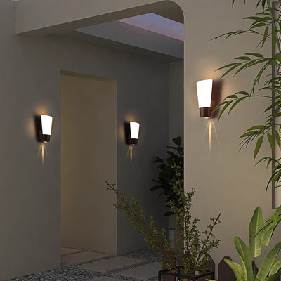 مصباح حائط خارجي مقاوم للماء بتصميم بسيط حديث مع LED منحني وحبيبات خشبية تقليدية ABS للحديقة 