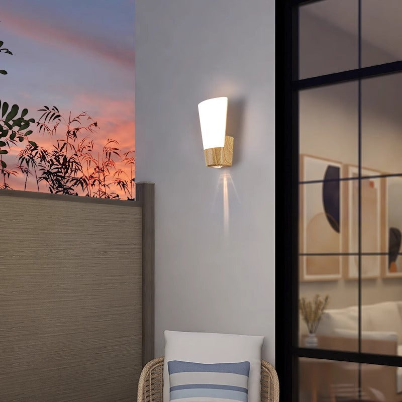 مصباح حائط خارجي مقاوم للماء بتصميم بسيط حديث مع LED منحني وحبيبات خشبية تقليدية ABS للحديقة 